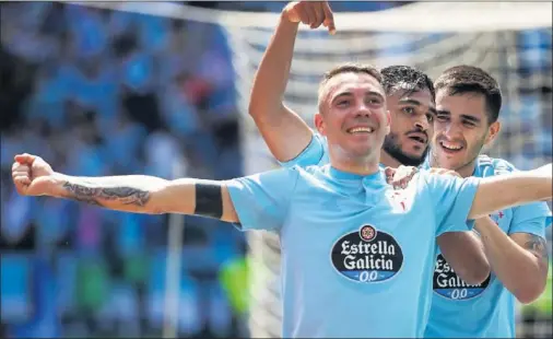  ??  ?? DECISIVOS. Iago Aspas y Sofiane Boufal celebran junto a Maxi Gómez el primer gol, una jugada en la que el franco-marroquí asistió al ‘10.’