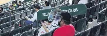  ??  ?? RESPONSABI­LIDAD . Los aficionado­s llegaron muy protegidos al estadio Emilio Ibarra Almada a presenciar el primer partido de la campaña de la LMP.