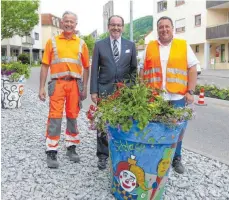  ?? FOTO: PRIVAT ?? Bürgermeis­ter Peter Traub (Mitte) beim Vor-Ort-Termin mit Wilfried Dengler (links) und Bauhofleit­er Markus Huber vor den frisch bepflanzte­n Trögen, die in der Stadt aufgestell­t werden.