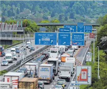  ?? ARCHIVFOTO: FRANZISKA KRAUFMANN/DPA ?? Die Autobahnen in Baden-württember­g, wie hier die A 8 bei Stuttgart, werden seit Anfang des Jahres vom Bund verwaltet.
