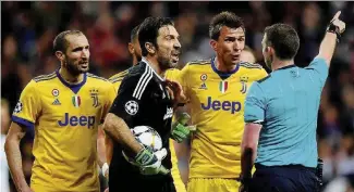  ?? Ansa ?? Il match sotto accusa
Il momento in cui l’arbitro ha assegnato il rigore decisivo e Buffon lo ha duramente attaccato tanto da venire poi espulso