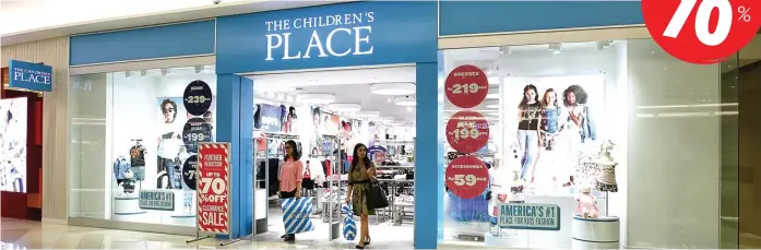  ?? YUYUNG ABDI/JAWA POS ?? LENGKAP: Di The Children’s Place Anda bisa memenuhi kebutuhan fashion item buah hati dalam berbagai style. Brand asal Amerika ini juga mengeluark­an koleksi Ramadan.