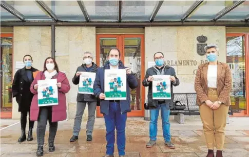  ?? A MESA ?? A la izquierda, la diputada Noa Díaz (PSOE) junto a los impulsores de las Bases de Normalizac­ión