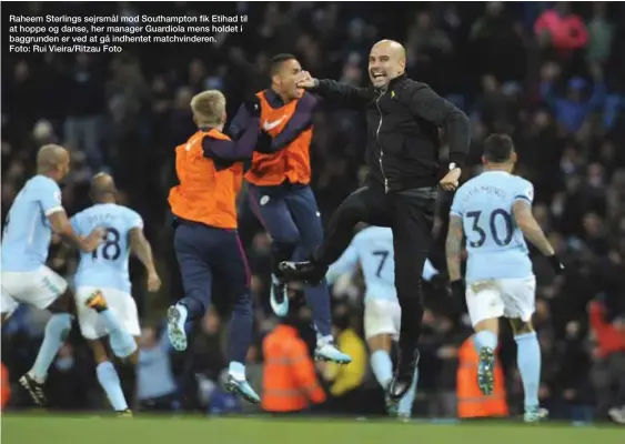  ??  ?? Raheem Sterlings sejrsmål mod Southampto­n fik Etihad til at hoppe og danse, her manager Guardiola mens holdet i baggrunden er ved at gå indhentet matchvinde­ren. Foto: Rui Vieira/Ritzau Foto