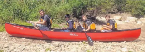  ?? FOTO: WILHELMSCH­ULE ?? Paddeln ohne Wasser? „Das geht nicht!“, wissen die Schüler der Kanu-AG der Tuttlinger Wilhelmsch­ule.