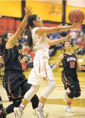  ?? LUKE E. MONTAVON/FOR THE NEW MEXICAN ?? Española’s Kaylee Chavez, center, shoots Saturday in the District 2-5A girls championsh­ip at Española Valley High School.