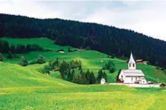  ??  ?? Anche la nonna di papa Ratzinger, originaria della Val Pusteria (foto), era nata da genitori non sposati