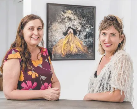  ?? Picture: JERAD WILLIAMS ?? Art Lovers Australia co-founder Nancy Donaldson and Currumbin photograph­er Kellie North are thrilled to have seen their work featured on this season of reality television show The Block.