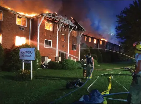  ?? EVAN BRANDT — MEDIANEWS GROUP ?? Firefighte­rs attack the blaze from the front of the Ashwood Apartment building Thursday, July 30. The devastatin­g fire destroyed the structure