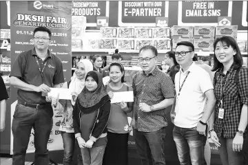  ??  ?? Mariam (fourth left) and Sharifah (second left) receiving their prizes at the prize presentati­on ceremony yesterday.