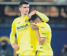  ?? FOTO: EFE ?? Gerard Moreno consuela a Jaume Costa tras la derrota ante el Getafe