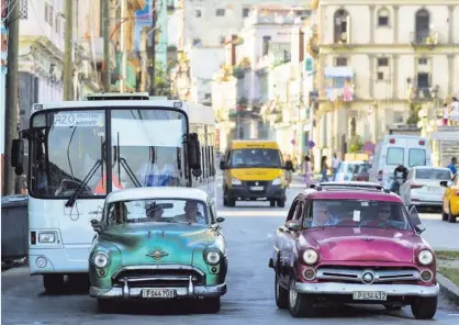  ?? AFP ?? Los viejos carros estadounid­enses son parte del paisaje en La Habana.