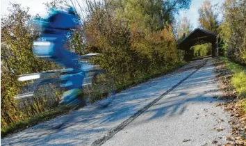  ?? Foto: Marcus Merk ?? Der Weldenbahn­radweg soll im Bereich Neusäß verbreiter­t werden. Es gibt jedoch Verzögerun­gen.