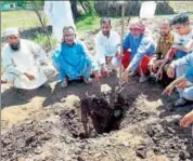  ?? PTI FILE ?? Villagers show a hole caused by a mortal shell after the Pakistani Army pounded civilian areas along the LoC in Poonch.