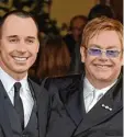  ??  ?? … und mit seinem Partner David Furnish im Jahr 2005.