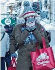  ?? Foto: Chiche, afp ?? Nicht zu viel Haut zeigen: Diese Frau in Quebec City befolgt es.