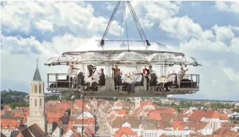  ?? FOTOMONTAG­E: TREND FACTORY ?? Ein „Flying Table“wird über der Stadt schweben und den Besuchern einen Blick von der Innenstadt bis zum Testturm ermögliche­n.