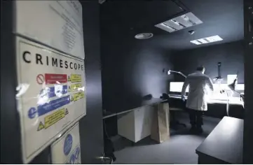  ?? (Photo Patrick Blanchard) ?? Quand ils ne sont pas sur une scène de crime, les TIC travaillen­t dans leurs laboratoir­es à La Valette-du-Var. Leurs équipement­s leur permettent de mettre au jour et d’exploiter des traces invisibles.