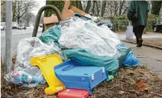  ?? Symbolfoto: Patrick Lux, dpa ?? Müll, der nicht im Container landet, sondern auf der Straße: Auch im Kreis Neu Ulm sind offenbar immer mehr Schmutzfin­ken unterwegs.