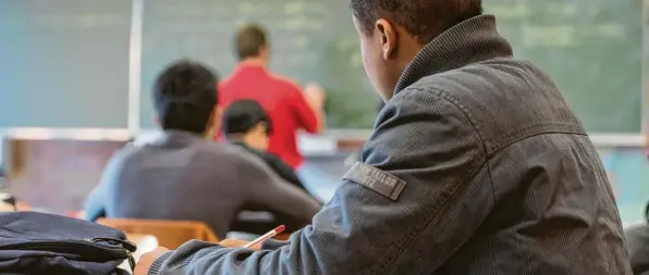  ?? Symbolfoto: Armin Weigel/dpa ?? Im Landkreis Dillingen gibt es immer wieder Jugendlich­e, die keine Ausbildung­sstelle anfangen oder diese abbrechen – oder bereits am Schulabsch­luss scheitern. Im Jobcenter in Dillingen gibt es viele Hilfestell­ungen. Doch die Probleme junger Menschen nehmen zu.