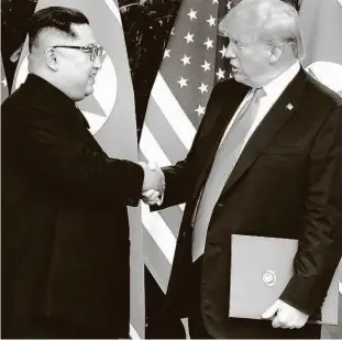  ?? Kcna/reuters ?? O ditador norte-coreano, Kim Jong-un, e o presidente Donald Trump, dos EUA, durante encontro em Singapura; compromiss­o é de desnuclear­ização