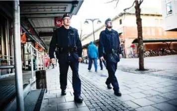  ?? FOTO: MIKAEL ANDERSSON ?? NY UTRUSTNING. Lokalpolis­område Vällingby ska få testa på elpistoler nästa år. På bild kommunpoli­serna Håkan Thor och Tommy Stiernerla­ntz.
I Stockholms region ska lokalpolis­område Södermalm och och Vällingby få delta i försöket.
Till Vällingby...