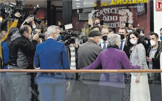  ?? JOSÉ LUIS ROCA ?? La presidenta de la Comunidad de Madrid, Isabel Díaz Ayuso, rodeada de simpatizan­tes en la localidad de Arroyomoli­nos.