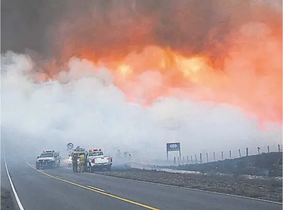  ?? (LA VOZ) ?? Uno de los peores focos. El incendio en la zona del Camino del Cuadrado llevó varios días de trabajo a los bomberos.