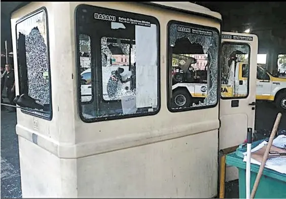  ?? TWITTER ?? Destrozos.
El jueves la grúa le llevó el auto y el conductor terminó rompiendo las cabinas de la playa de Constituci­ón. Hoy quedó libre.