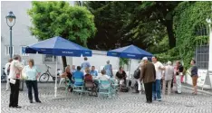  ??  ?? Der große Kriegshabe­r Stammtisch tagt: Es ist wieder Dienstag vor dem alten Tram Depot.