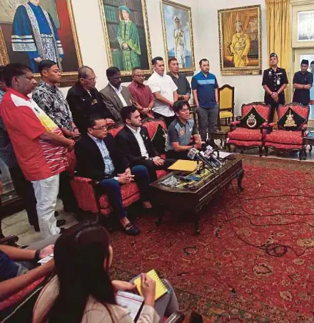  ?? PIC BY SYARAFIQ ABD SAMAD ?? FAS president Tengku Amir Shah Sultan Sharafuddi­n Idris Shah (sitting, centre) at a press conference at Istana Mestika, in Shah Alam yesterday.