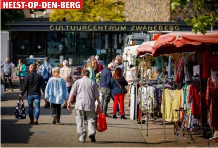  ?? FOTO DIRK VERTOMMEN ?? De eerste maandagmar­kt zorgt voor een gezellige drukte in Heist-op-den-Berg.