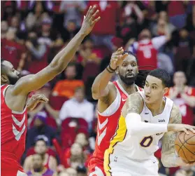  ?? AP FOTO / MICHAEL WYKE ?? QUITE A SHOW.
Los Angeles Lakers forward Kyle Kuzma dropped seven three-pointers against the Rockets, which lost for the first time since Nov. 14. James Harden had another monster night with 51 points but it wasn’t enough.