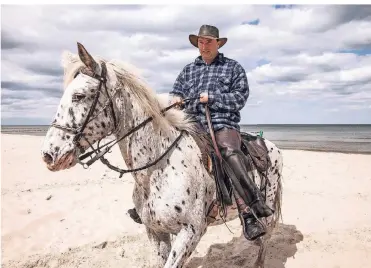  ?? FOTO: ZDF ?? Olaf lebt auf Usedom und organisier­t Ausritte für Touristen. So lernt er viele Frauen kennen, doch die Richtige war noch nicht dabei, zeigt die Doku „Sag mir, wo die Frauen sind“.