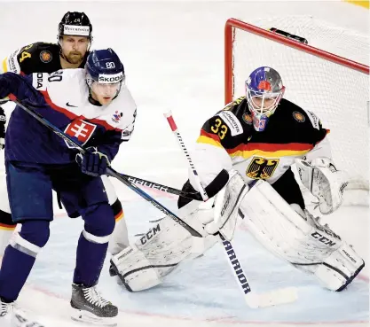  ?? PHOTO AFP ?? Le gardien allemand, Danny Aus den Birken, surveille le jeu de près lors du match contre la Slovaquie, hier.