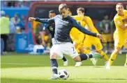  ??  ?? Antoine Griezmann ejecutando el penalti que le entregó la victoria a Francia sobre los australian­os.