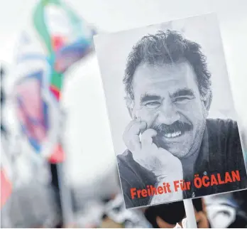  ?? FOTO: ICHRISTOPH HARDT/IMAGO ?? Auf einem Plakat ist Abdullah Öcalan, der die Organisati­on PKK leitete und in der Türkei lebenslang in Haft sitzt, zu sehen: Am Donnerstag ist er 75 Jahre alt geworden.