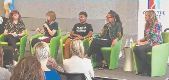  ?? | RACHEL HINTON/ SUN- TIMES ?? Jen Sabella, Meredith Montgomery, Ashley Tribble, LauraWashi­ngton and ErikaWozni­ak talk to young feminists at the Saturday conference.