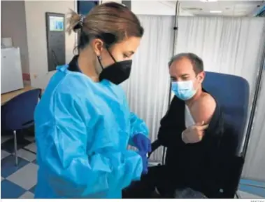  ?? PASCUAL ?? Una enfermera se dispone a vacunar a un ciudadano en Jerez.