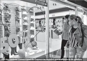  ?? Lineida castillo / el comercio ?? • En los centros comerciale­s de Cuenca se registró poca afluencia de público.