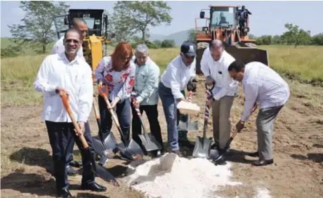  ?? ARCHIVO ?? Ministro de Agricultur­a, Osmar Benítez dio el primer palazo para la construcci­ón de la obra.