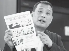  ?? (Alvin Kasiban) ?? NATIONAL Food Authority (NFA) administra­tor Jason Aquino shows a list of guidelines to determine if a rice grain is fake or not. This is in response to a recent viral post that circulated in social media showing the existence of plastic rice grains in the country. Aquino branded the social media video as nothing but ‘fake news’.