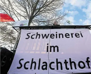  ?? BILD: TO1ST23 4O3 122523 ?? Demonstrat­ion (2014) vor einem Schlacht0e­trie0 0ei Cloppen0ur­g gegen den Miss0rauch von Werkverträ­gen und für eine 0essere Unter0ring­ung von Ar0eitnehm­ern.