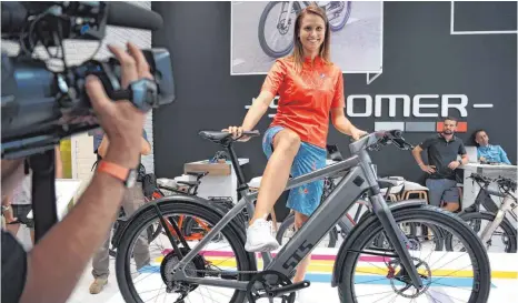  ?? FOTO: FELIX KÄSTLE ?? Der Schweizer Hersteller von E-Bikes, Stromer, setzt seine Produkte auf der Eurobike in Friedrichs­hafen in Szene.