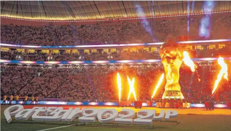  ?? FOTO: SERGEI BOBYLEV/IMAGO ?? Mit einer spektakulä­ren Lichtersho­w und viel Feuerwerk wurde die WM in Katar eröffnet.