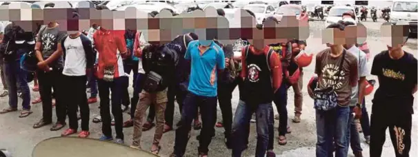  ??  ?? INDIVIDU yang ditahan pada Op Samseng Jalanan di Jalan Kepayan, Kota Kinabalu.