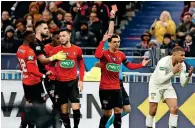  ?? AP ?? PSG’s Kylian Mbappe (right) reacts after receiving a red card during the French Cup final against Rennes. —