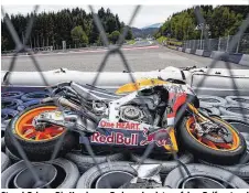  ??  ?? Stapel-Fahrer: Die Honda von Pedrosa landete auf dem Reifenstap­el