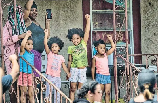  ?? MARTHA ASENCIO-RHINE / AP ?? Un grupo de niños, puño en alto, saluda una manifestac­ión en Tampa, Florida