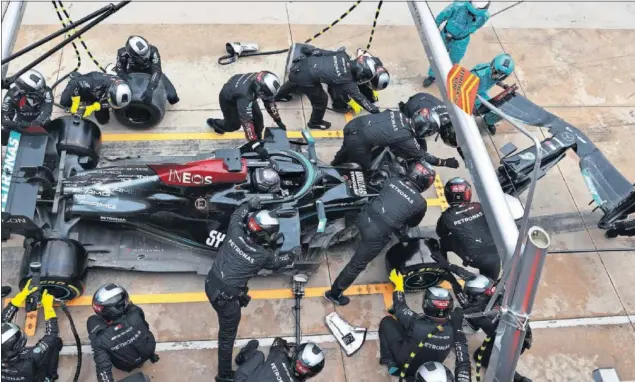  ??  ?? El equipo Mercedes realiza un cambio de ruedas y del frontal del monoplaza de Lewis Hamilton en la reciente carrera de Ímola, donde el británico sufrió una salida de pista.